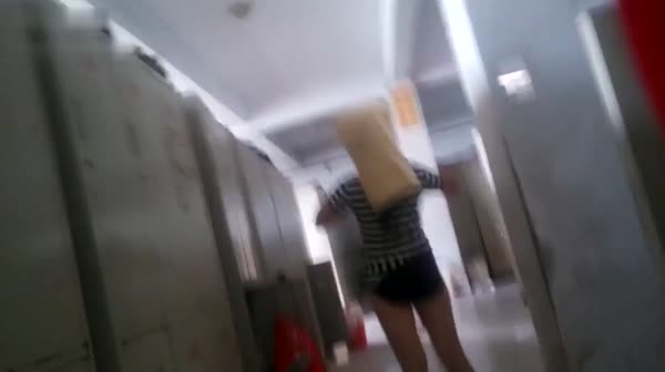 奇葩！男扮女装进入女澡堂更衣室，一边偷拍一边打飞机